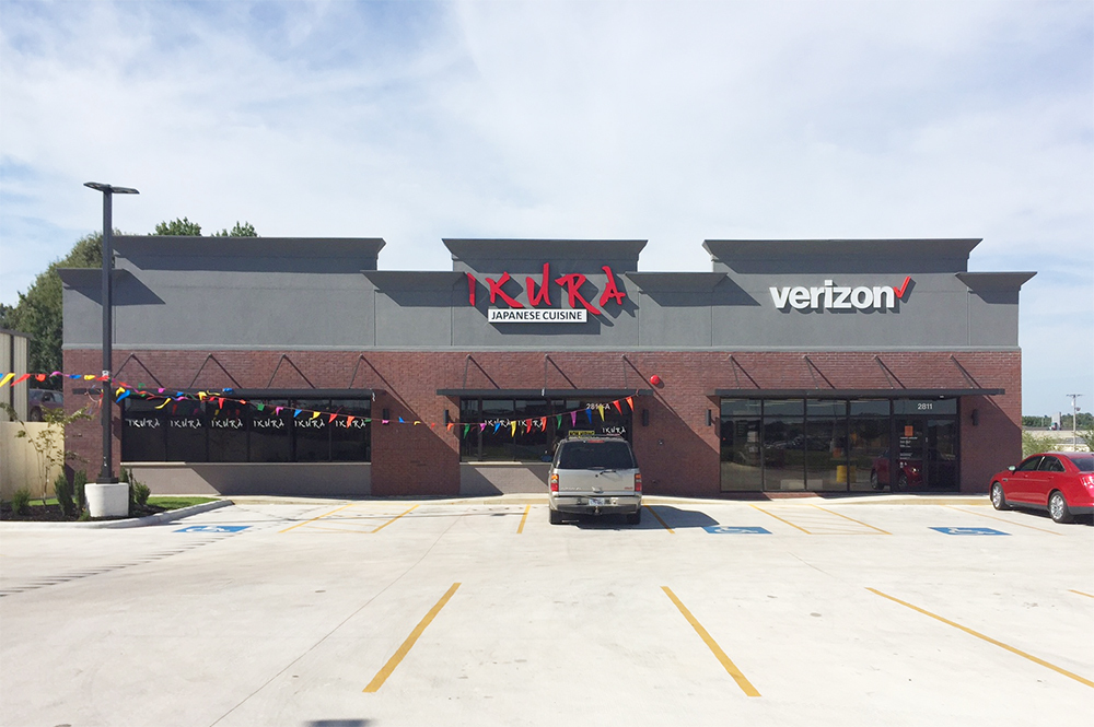 Ikura Japanese restaurant and Verizon store in Paragould